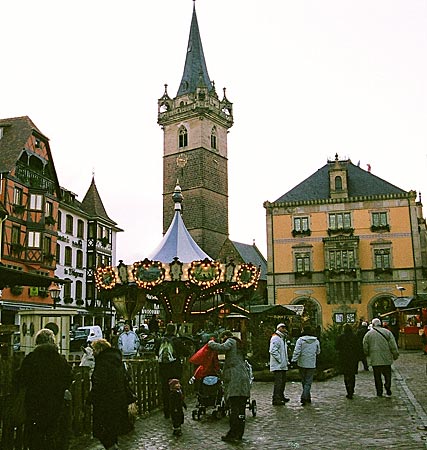Frankreich - Elsass - Gut bewacht: In Obernai findet der Weihnachtsmarkt zu Füßen des alten Wehrturms statt