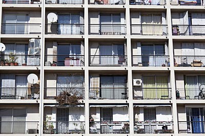 verschiedene Balkone an einem Wohnblock in Marseille