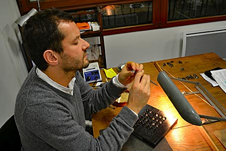 Frankreich - Paris - Kunsthandwerk - "Cooler als Journalismus": Samuel Gassmann prüft eine Motivplakette für einen Manschettenknopf.