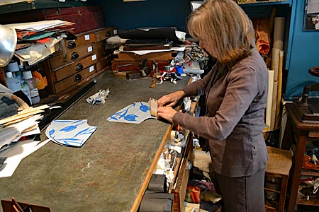 Frankreich - Paris - Kunsthandwerk - Die Letzte ihrer Zunft: Anne Hoguet beim Falten eines kostbaren Papiers für einen Fächer