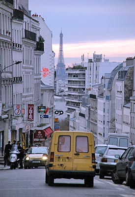 Frankreich - Paris - Blick von der Rue de Belleville auf den Eiffelturm