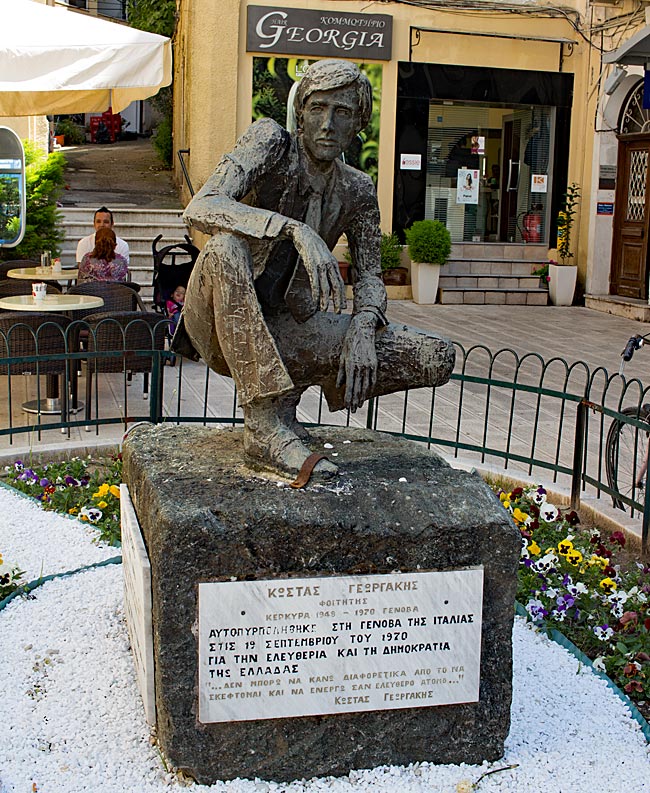 Griechenland - Korfu - Denkmal für den Studenten Costas Georgakis, der sich 1970 in Genua aus Protest gegen die Militärdiktatur in Griechenland für Freiheit und Demokratie selbst verbrannte - Kerkyra