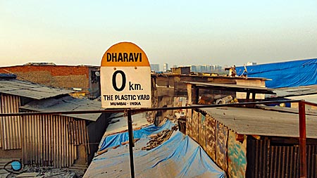 Indien - über den Dächern von Dharavis Plastikrecyclingstätte