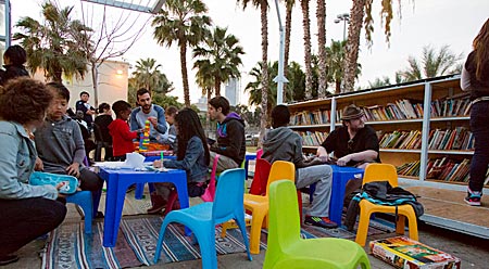 Israel - ehrenamtliche Helfer  betreiben im Lewinski Park in Tel Aviv eine Bibliothek für Flüchtlinge aus Eritrea und Sudan, Foto: Robert B. Fishman, ecomedia