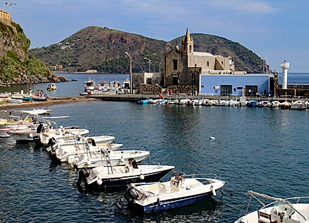 Italien - Liparische Inseln - Marina Corta mit Anlegebrücke und der Cosmas und Damian geweihten Kapelle