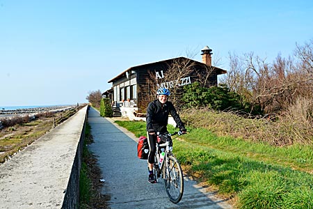 Italien - Radweg auf den Murazzi der Lido-Insel in der Lagune von Venedig
