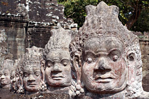 Kambodscha Angkor steinerne Köpfe