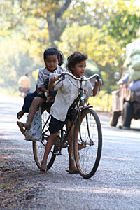 Kambodscha Angkor Kinder mit Fahrrad