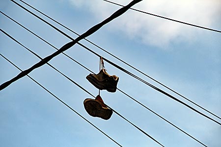Kapverden - Ribeira Bote - Schuhe über Kabeln