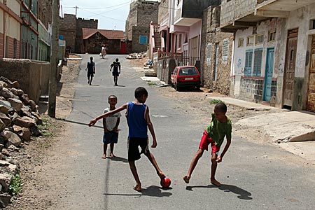 Kapverden - Ribeira Bote - Jungen spielen auf der Straße Fußball