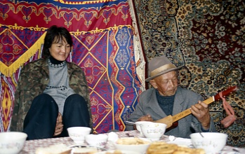 Kirgisien Tien-Shan Musikant in der Jurte