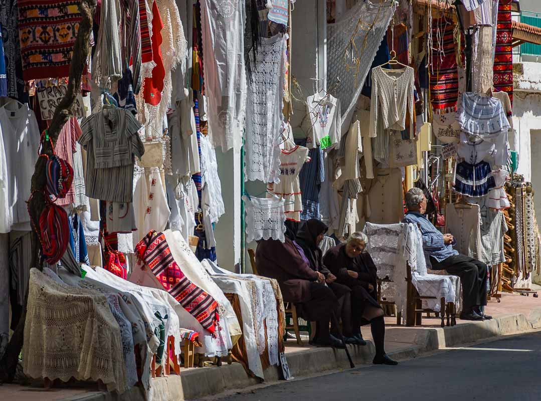 Mehrere Geschäfte mit Textilarbeiten finden Sie in Tzermiado