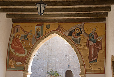 Eingang zum Innenhof des Klosters Toplou (Kreta)