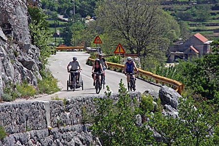 Kroatien - Omis - So manche Bergfahrt ist harte Arbeit. Besonders wenn am Rad noch ein Kinderanhänger hängt