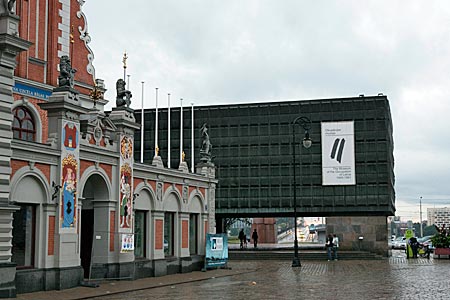 Lettland - Rathausplatz mit Schwarzhäupterhaus (li.) und Okkupationsmuseum in Riga