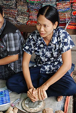 Myanmar - Mingei rührt Paste an