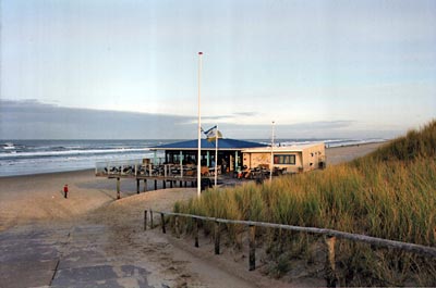 Niederlande - Ameland - Logenplatz über dem Meer: Die Strandpavillons haben im Herbst geöffnet