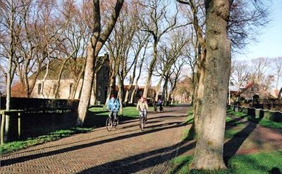 Niederlande - Ameland - Gemütliches Holpern übers Riemchenpflaster: Dorfstraße in Ballum