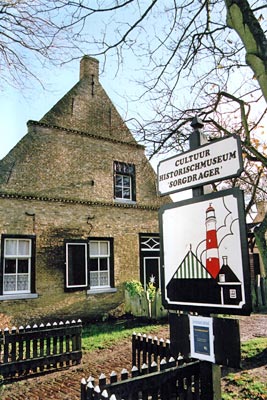 Niederlande - Ameland - Station auf der Kunstroute: das kulturhistorische Museum Sorgdrager, das den Namen eines berühmten Walfängers trägt