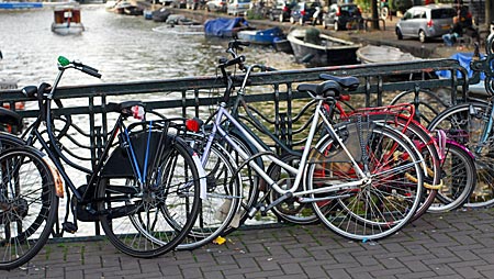 Niederlande - Amsterdam - Fahrräder an einem Brückengeländer