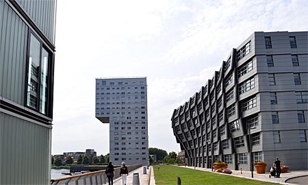 Niederlande - Flevoland - Hier konnten sich die Architekten austoben: Wohnhäuser in Almere