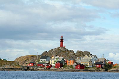 Norwegen - Ona mit dem roten Leuchtturm