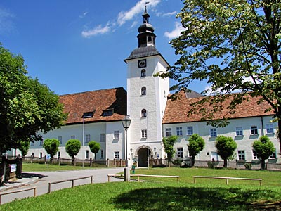 Österreich - Salzkammergut - Weiß geschlämmt ist die ausladende Fassade der Benediktinerabtei Michaelbeuern