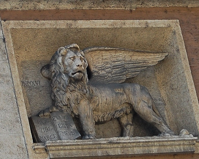 Der venezianische L&ouml;we als Fassadenschmuck am Palazzo Venezia in Rom