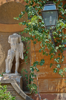 Kopflose Statue in der Via Margutta in Rom