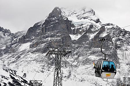 Schweiz - Jungfrau Region - Gondelbahn auf den Männlichen mit der Eiger Nordwand im Blick, Berner Oberland