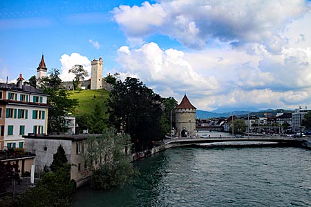 Schweiz - Fluss Reuss und die fast 900 Meter lange mittelalterliche Museggmauer mit noch neun erhaltenen Türmen