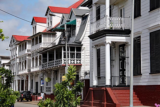 Suriname - Holzhäuser in Paramaribo