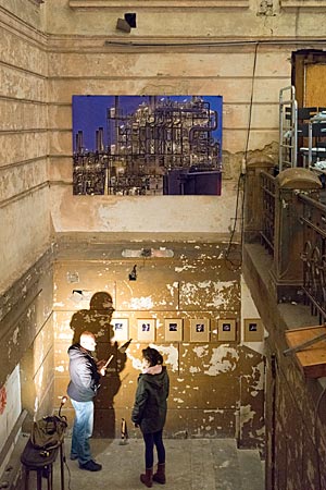 Tschechien - Künstler hängen die Bilder auf für die Fotoausstellung im Kulturzentrum Johan im Südbahnhof von Pilsen