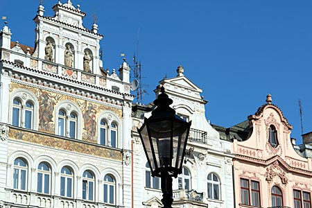 Tschechien - Hauptplatz Namesti Republiky in Pilsen, historische Giebel auf der Westseite