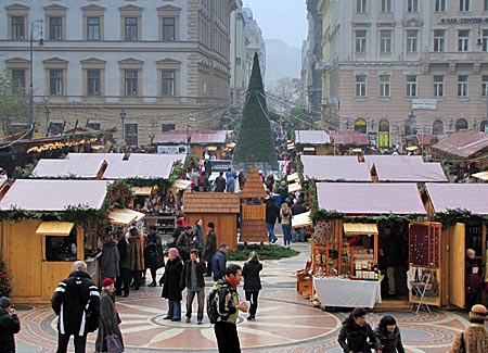 Ungarn - Budapest - Weihnachtsmarkt vor der Sankt-Stephans-Basilika