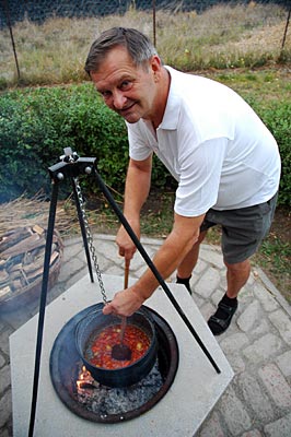 Ungarn - Gulaschsuppe am offenen Feuer