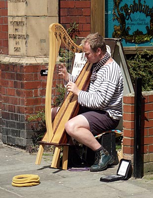 Reiseführer Belfast - Straßenmusiker mit Harfe