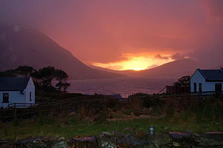 Abendsonne nach einem Unwetter in Leenaun, am Kopf vom Killary harbour, des einzigen Fjords Irlands. Connemara, Co Galway, Westirland.