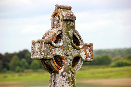 Irland - Steinkreuz bei Clonmacnoise
