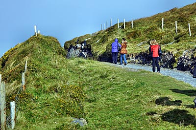 Irland - Wanderer unterwegs auf Geokaun Mountain
