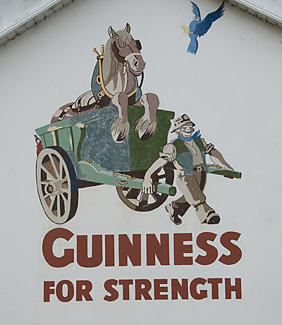 Guinness-Werbung an einer Hauswand