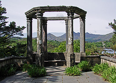 Irland: Ein typisches Element der Gartengestaltung auf Garinish Island: der Tempel