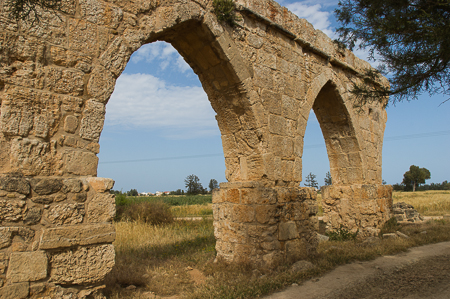 Reste des Aquäduktes, das einst von Salamis in die Berge führte