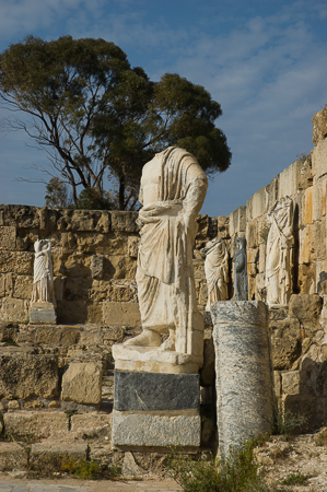 Salamis, Skulpturen rund um ein Bad