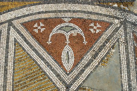 Unterwegs auf dem Karpaz: Reste der Basilika Agias Trias mit ihren phantastischen Mosaiken in Sipahi