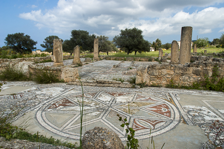 Unterwegs auf dem Karpaz: Reste der Basilika Agias Trias mit ihren phantastischen Mosaiken in Sipahi