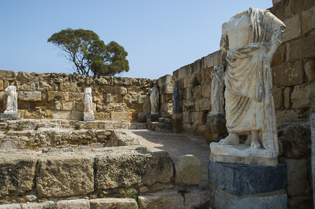 Die Ruinenlandschaft von Salamis: Statuen rund um ein ehemaliges Schwimmbecken