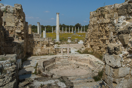 Die Ruinenlandschaft von Salamis: Das südliche Sudatorium mit seinem achteckigen Becken