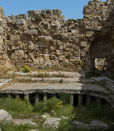 Die Ruinenlandschaft von Salamis: Noch deutlich sind Reste der Hypokaustenheizung zu erkennen