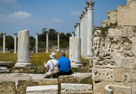 Die Ruinenlandschaft von Salamis: blick von den Badeanlagen auf das Gymnasium